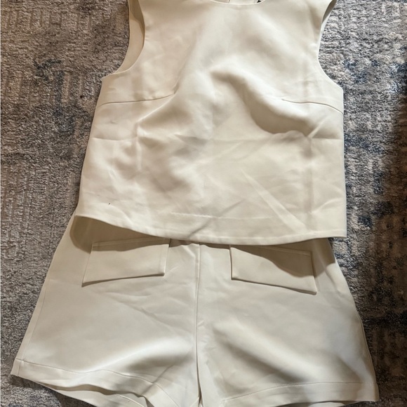 Commense Light Cream Sleeveless Set - Picture 3 of 3